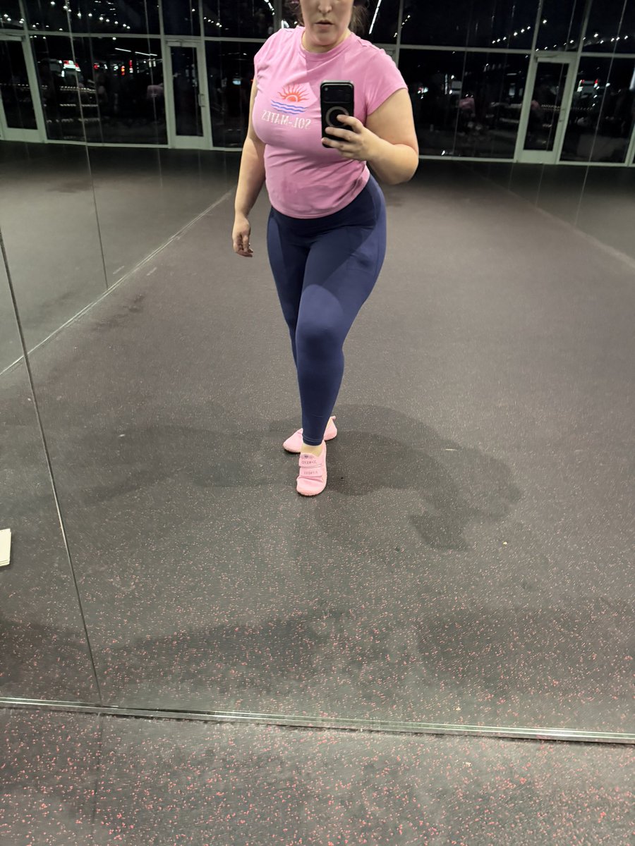 XO_Chop's tweet photo. My I had a SHIT day. So how bad can I fuck my quads up.   And let’s add pulses to hip thrusts cause I hate myself. #gymtherapy #cantfeelmyass #burnoutsets https://t.co/KZ0QFzhIFS