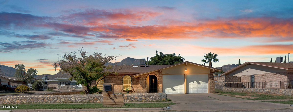 JRod7912's tweet photo. Open House Fri Oct 09, 2:00pm - 4:30pm
10401 Aphrodite DR, El Paso: 3 bed, 2 bath brick home with mountain views. $250,000
https://t.co/iXeRPium2z https://t.co/FQR9a4GCcs