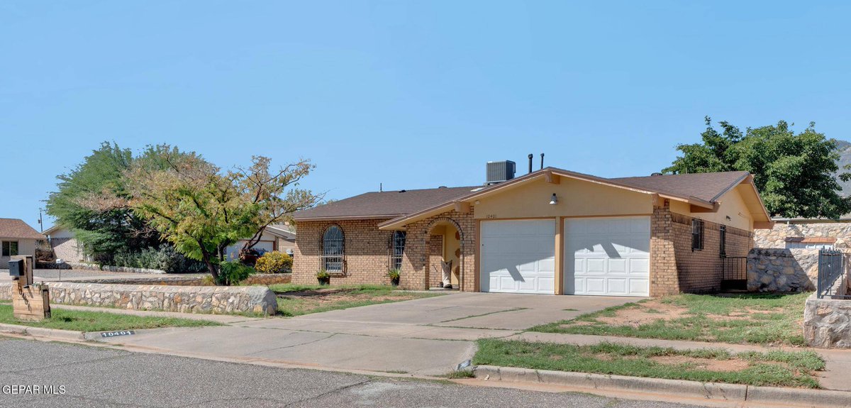 JRod7912's tweet photo. Open House Fri Oct 09, 2:00pm - 4:30pm
10401 Aphrodite DR, El Paso: 3 bed, 2 bath brick home with mountain views. $250,000
https://t.co/iXeRPium2z https://t.co/FQR9a4GCcs