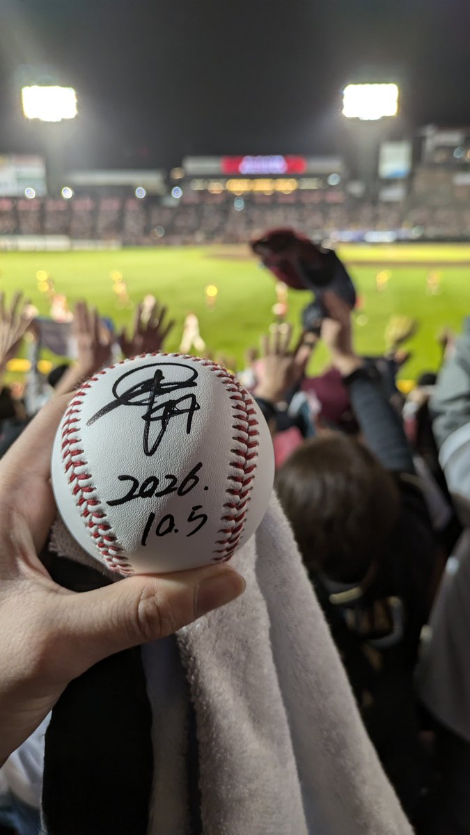 pero_tan13's tweet photo. 昨日の楽パ最終戦
タオル掲げて主張してたら田中貴也選手がサインボール投げてくれました！！
さらに二次会で全選手とGOGO和基歌うこともできて最高の一日でした！！
 #rakuteneagles https://t.co/57r0cDr5oW