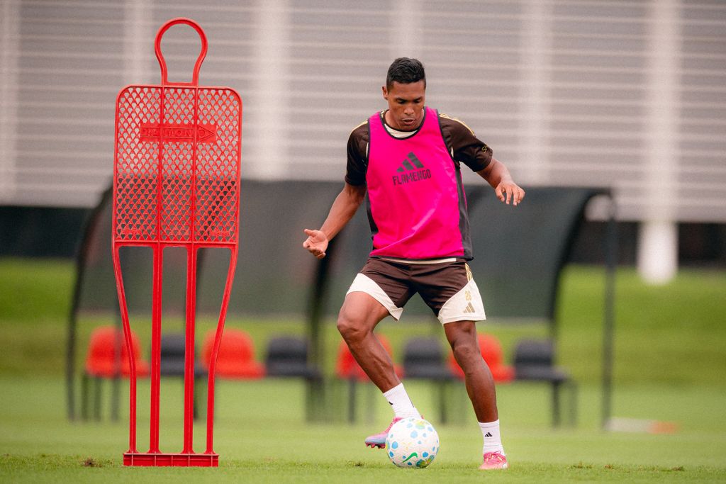 flamengandorj's tweet photo. Flamengo treina, nesta segunda (05), no Ninho do Urubu. https://t.co/44LkB8RIIZ