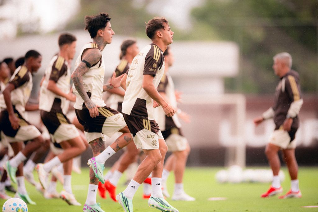 flamengandorj's tweet photo. Flamengo treina, nesta segunda (05), no Ninho do Urubu. https://t.co/44LkB8RIIZ