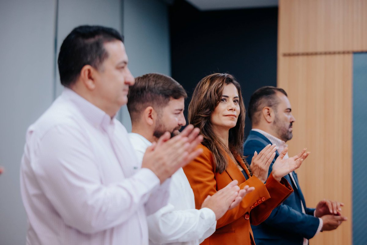 VeroDelgadilloG's tweet photo. Hace unos días tuvimos Sesión Extraordinaria de la Junta de Coordinación Metropolitana, encabezada por nuestro Gobernador, @PAbloLEmusN, donde se presentó el informe de actividades del @IMEPLAN, además de aprobarse la reelección de Patricia Martínez al frente de este instituto tan importante para nuestra metrópoli.

Muchas felicidades, Patricia, sé que contigo al frente el IMEPLAN seguirá siendo una institución que aporte información valiosa para la toma de decisiones en nuestra ciudad y su área metropolitana.