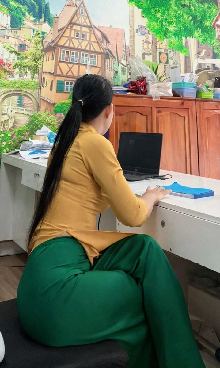 giahann20004's tweet photo. Giúp em tăng tương tác và tăng follow nhé các anh iu .  khoe mông cùng chiếc quần phi bóng cho các anh thèm chơi nè 
Các anh mê cô giáo không nè incentive #áodài #côgiáo #giáoviên #quầnphibóng #satin #paint #longdress #viral #toptrend #twitter #x #satinfetish #fetish #incentive #sadistic #hot #lewd