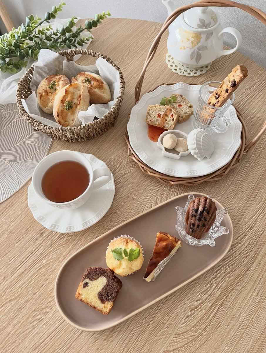 mai_fuwacafe's tweet photo. 𓊯おうち美腸カフェ

糀や甘酒を使い
オートミールや米ぬか、大麦粉など配合した
米粉のスイーツと低糖質なパンを焼き
ヘルシーな発酵料理を用意しておもてなしꕤ

おうちで美腸カフェを楽しんでいます🧁☕️ https://t.co/5fScB0iljE