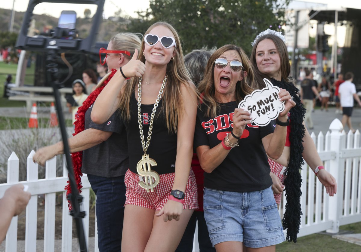 SDSU's tweet photo. Family Weekend brought Aztec families, students and alumni together for a memorable weekend at SDSU. ❤️🖤 Thanks to everyone who joined us and helped celebrate this long-standing tradition.
#SDSU #AztecForLife #FamilyWeekend https://t.co/SYJ0H2ieQH