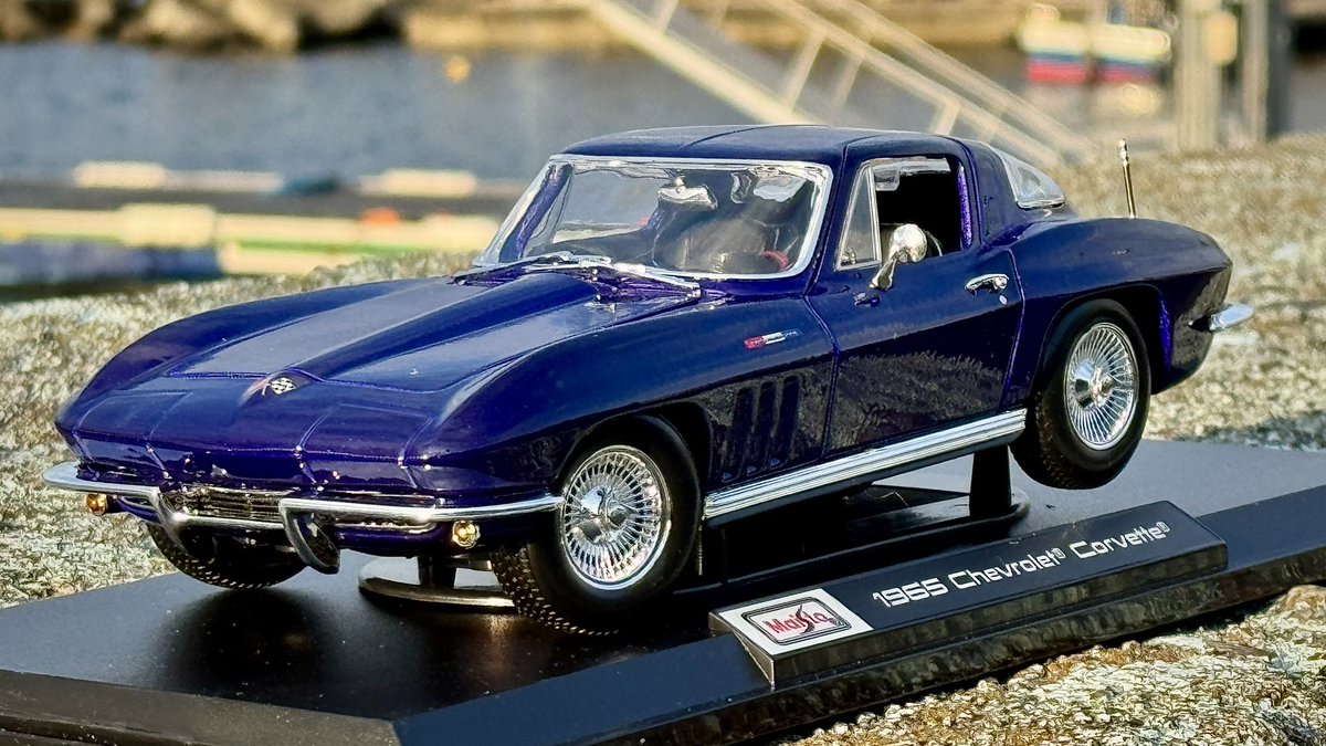 OttoBerndt's tweet photo. New at Costco: Maisto’s 1965 Chevrolet Corvette Sting Ray C2 in 1:18 !!! It introduced the legendary 425 HP 396ci Big-Block V8 engine AND became the ultimate ride for NASA astronauts thanks to a famous $1/year lease program. 🚀✨
#ミニカー #Costco #Maisto #diecast https://t.co/2PJ3NyE3VF