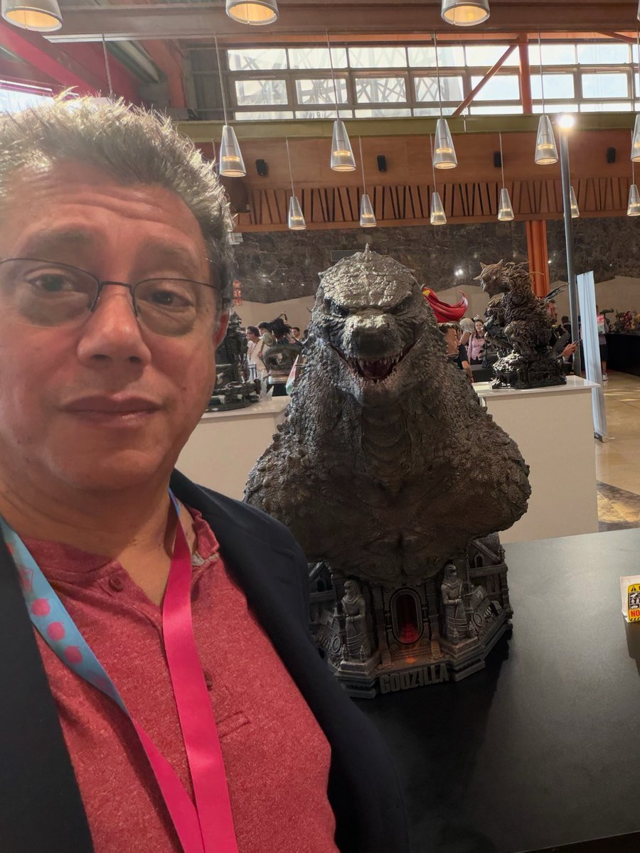 Dean_Devlin's tweet photo. Back in LA from San Diego Comic Con Malaga Spain and it was WILD! Here’s my first post on it. #SDCCMS https://t.co/qF3sbc25Ll