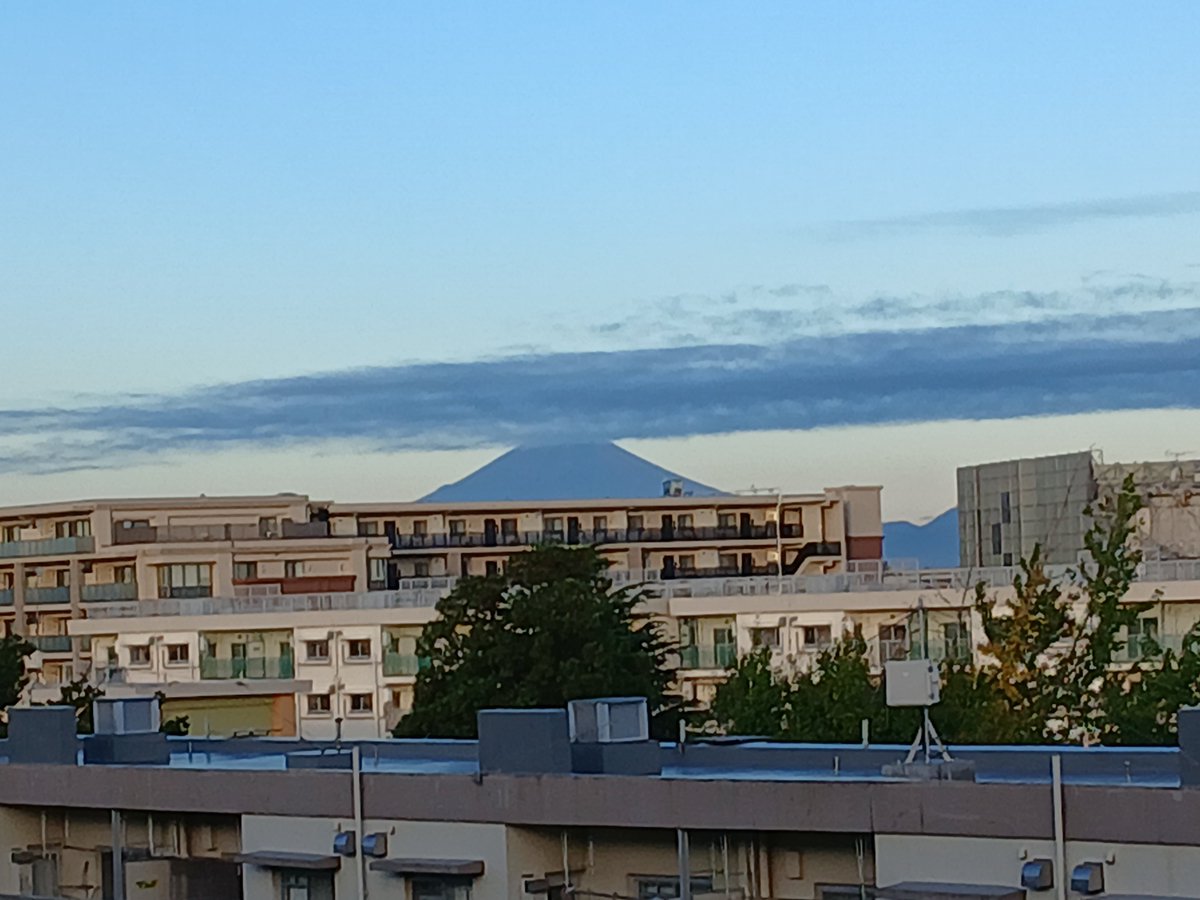 youngmnforever's tweet photo. おはよう☀️🙋❗
今日は晴れて、天気は良さそうだよ。
富士山が綺麗に見えるけど、手間の雲が気になる…
さぁ、今日も頑張りましょう‼️ https://t.co/JLshWJffoC