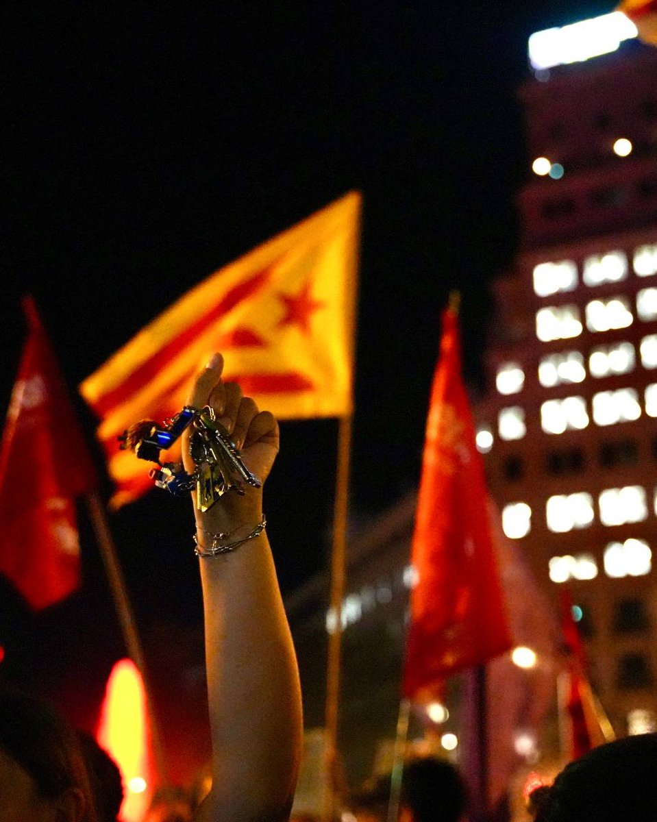 SEPC_nacional's tweet photo. Les estudiants hem estat a primera línia per defensar un habitatge digne, arreu del Països Catalans, també a Barcelona 🔥

Cal trencar amb l'espanyolisme i la socialdemocràcia, hem demostrat que només a través de l'organització serem capaces de plantar cara al sistema https://t.co/lvXo4ZbTFU