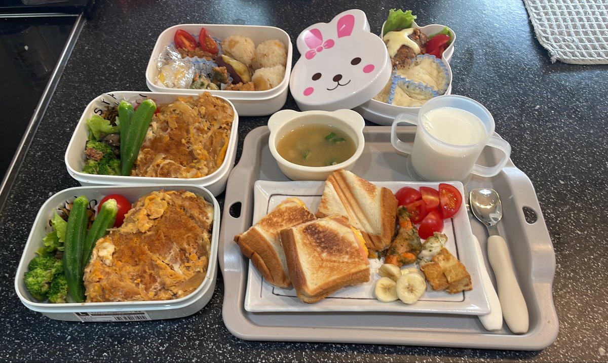 otbkblack's tweet photo. 今日の夫が作る子どもの朝ごはん＆私と昼の煮カツ弁当＆子どもの昼と夜の��児食弁当〜。
#お弁当　#お弁当記録　#お弁当日記　#育児　#幼児食　#男メシ https://t.co/GiUM2mVkPX