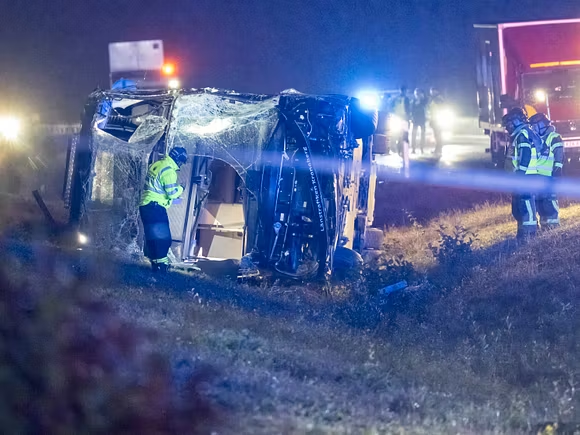 _GlobalWire_'s tweet photo. 🚨BREAKING: 1 person has died and around 10 people are seriously injured following a double-decker bus crash between Växjö and Alvesta, Sweden.

The bus, carrying more than 40 people, reportedly left the road and overturned on Route 25.

Several people have been transported to hospitals across the region.