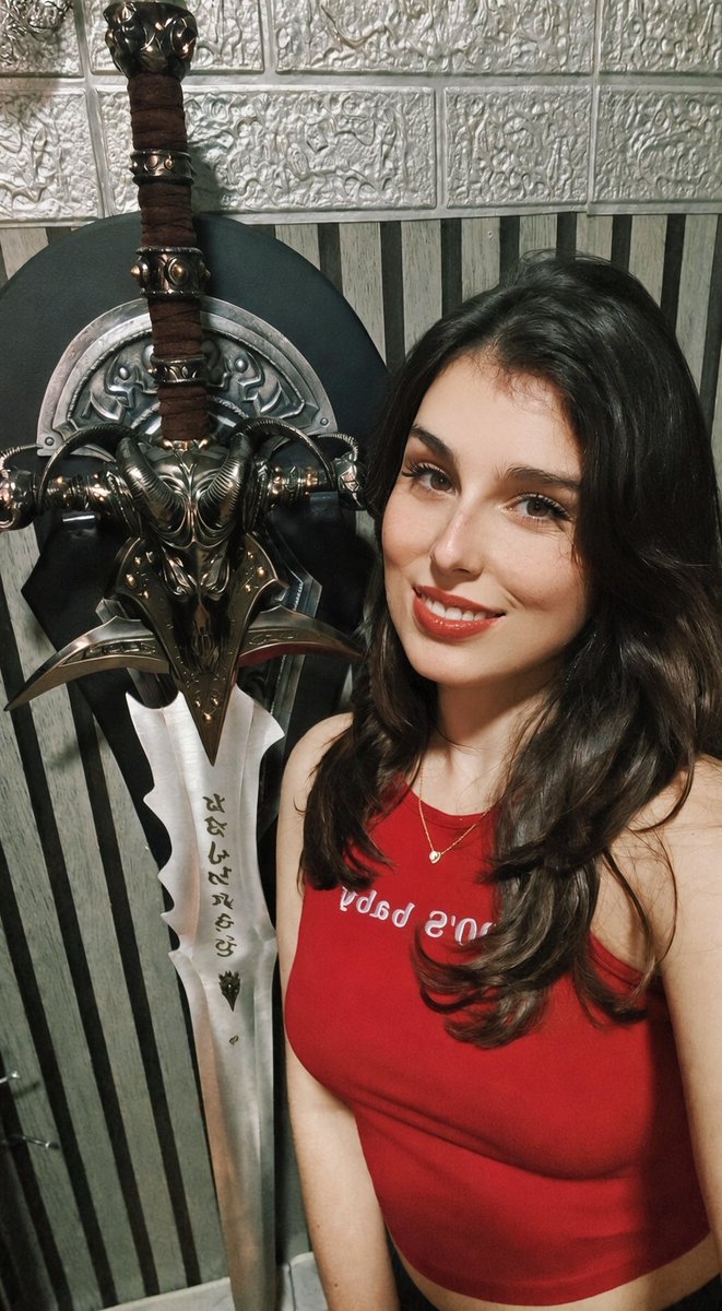 Mhyssart's tweet photo. ¿Cuál es vuestro objeto coleccionable preferido que tenéis del WoW?

El mío es la Frostmourne 🥶❄️🗡️ https://t.co/omY8xt9SdS