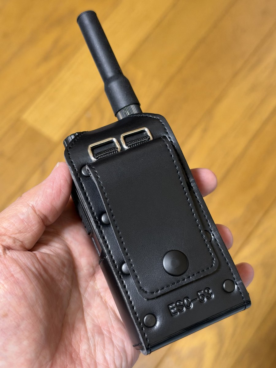 jm3lgf's tweet photo. FC-D301PLUSをアルインコのハードケースに入れてみた…
ベルトクリップを外した状態ならピッタリ😆
標準価格 ¥7,480のケースだが、KANHAM アルインコブースにて300円の格安で購入したもの。
2個買って、ひとつはデジコミに使用中… もうひとつ余っていたので、FC-D301PLUS用に使うことにした。
#FRS https://t.co/xJVJ3yfsxu