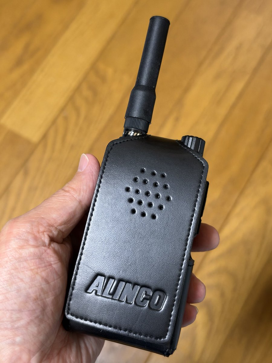 jm3lgf's tweet photo. FC-D301PLUSをアルインコのハードケースに入れてみた…
ベルトクリップを外した状態ならピッタリ😆
標準価格 ¥7,480のケースだが、KANHAM アルインコブースにて300円の格安で購入したもの。
2個買って、ひとつはデジコミに使用中… もうひとつ余っていたので、FC-D301PLUS用に使うことにした。
#FRS https://t.co/xJVJ3yfsxu