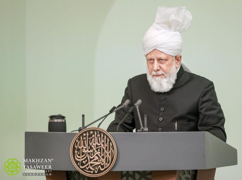 alfazlintl's tweet photo. آج کل کے لوگوں کے نزدیک تہذیب یہ ہے کہ دنیا کا کیڑا بن جائیں اور خدا کو بھول جائیں اور ظاہری اسباب کی پرستش میں لگ جائیں 
مگر خدا تعالیٰ کے نزدیک تہذیب یہ ہے کہ اللہ تعالیٰ پرپورا بھروسہ حاصل ہو جائے اور دل کو سچی پاکیزگی حاصل ہو جائے
(حضرت #مسیح_موعودؑ)

توکّل علیٰ اللہ کے حوالے سے حضرت مسیح موعودؑ کا پاکیزہ نمونہ۔ خلاصہ خطبہ جمعہ ۲؍اکتوبر ۲۰۲۶ء 👇
https://t.co/jXIq9AE07K