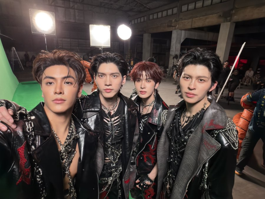 GrycCmpbl's tweet photo. https://t.co/FfY3pQvHvj ♦️

#จุงอาเชน #JoongArchen
#JASPERCONCERT
#JASPER
#RISERMUSIC https://t.co/NuWrMEzlyj