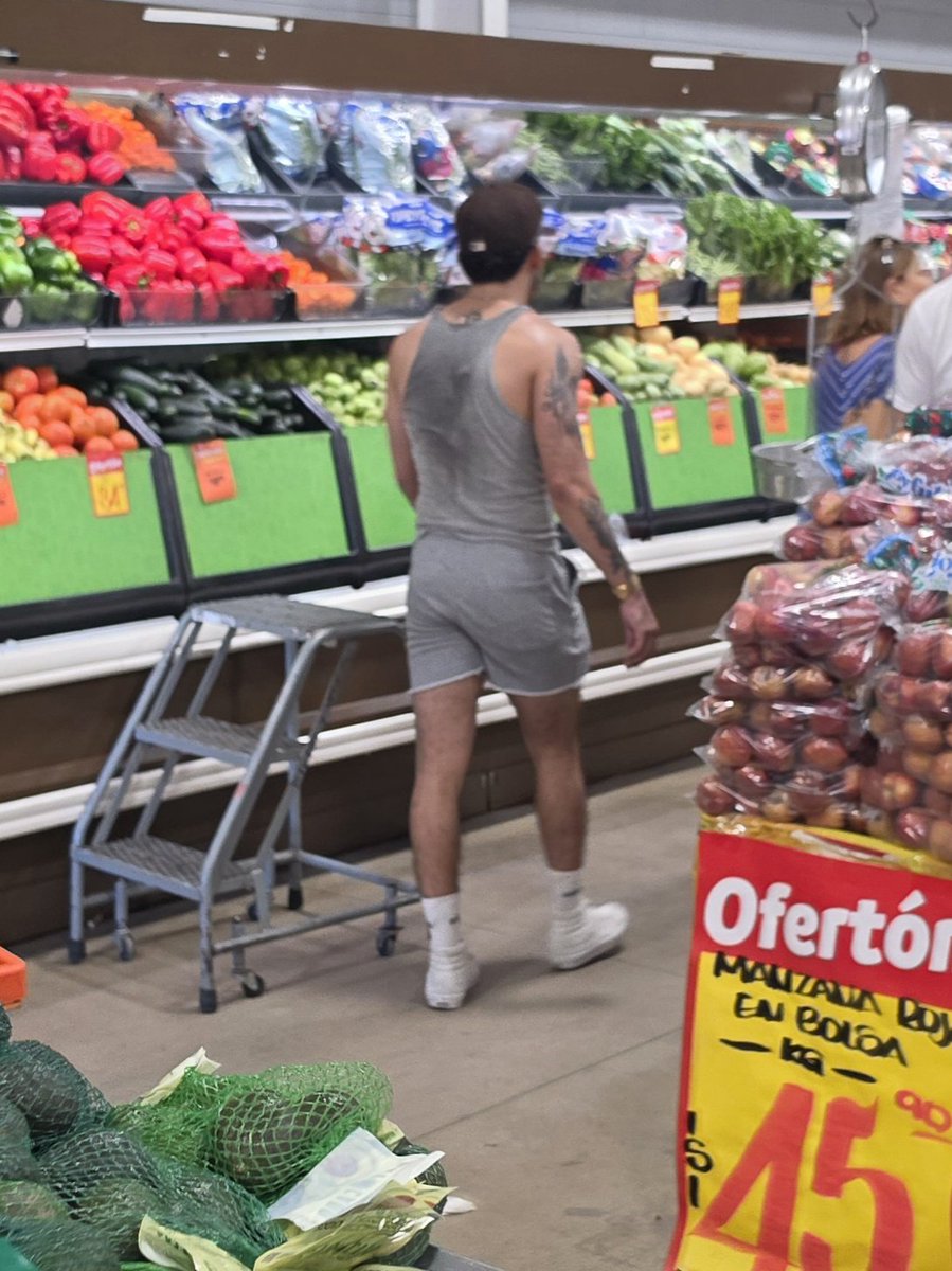 Ch1c0sD3L4C4ll3's tweet photo. De la serie vamos de compras: Sudadito recién salido del gimnasio. #ChicoDelSuper #ChicoDLCalle #StreetGuy #RealGuy #Paparazzi desde #Tijuana #BajaCalifornia #México 1/2 https://t.co/ny5IZVpfqw