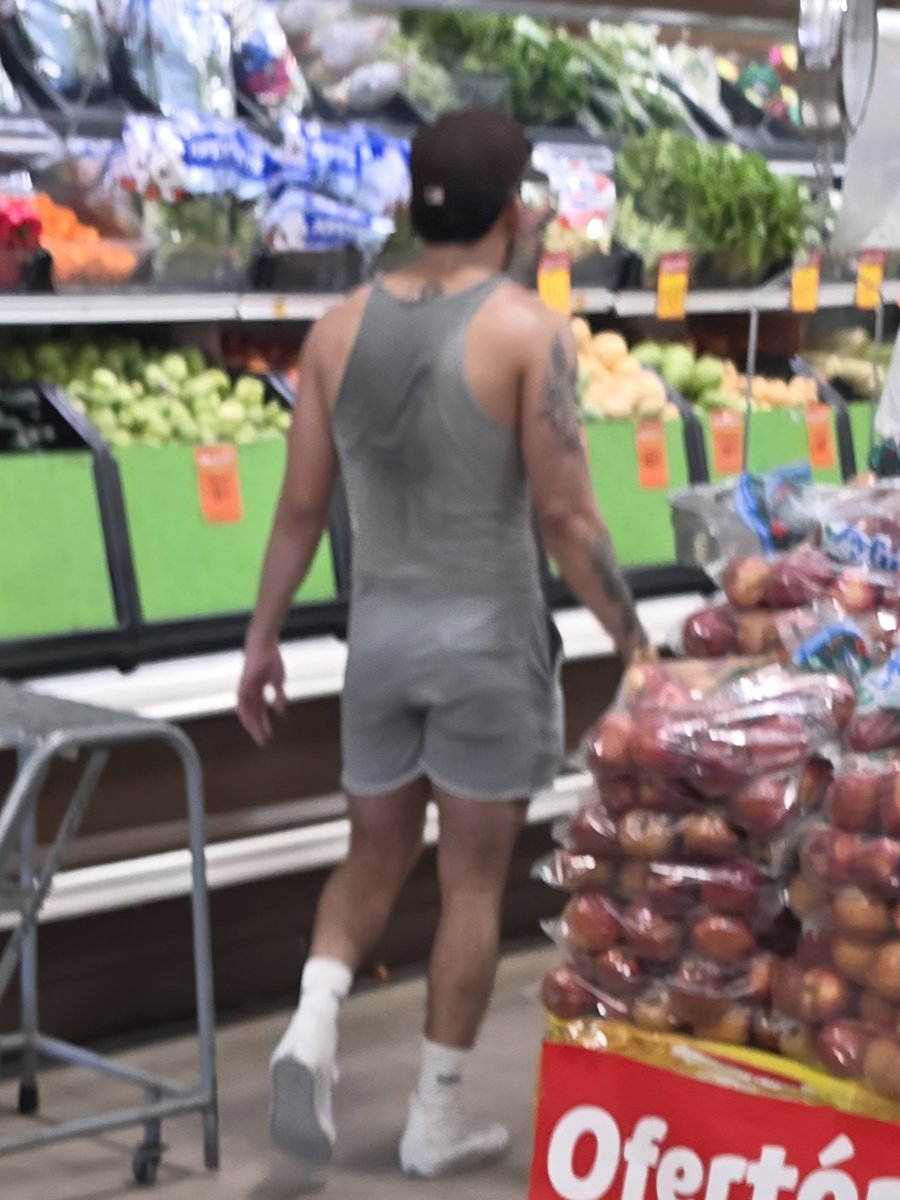 Ch1c0sD3L4C4ll3's tweet photo. De la serie vamos de compras: Sudadito recién salido del gimnasio. #ChicoDelSuper #ChicoDLCalle #StreetGuy #RealGuy #Paparazzi desde #Tijuana #BajaCalifornia #México 1/2 https://t.co/ny5IZVpfqw