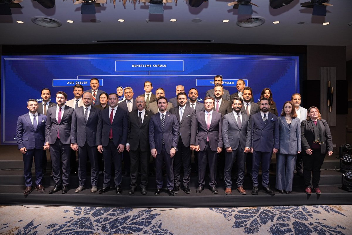 AliKasimTunaTR's tweet photo. Adalet Bakan Yardımcımız Sayın Sedat Ayyıldız’a,

AK Parti MDK Üyesi Sayın Aydoğan Ahıakın’a,

AK Parti İstanbul İl Başkanımız Sayın Abdullah Özdemir’e,

İstanbul 2 No’lu Barosu Başkanımız Sayın Av. Yasin Şamlı’ya,

İstanbul 2 No’lu Barosu Başkanvekilimiz Sayın Av. Niyazi Paksoy’a,

Hukukçular Derneği Genel Başkanı Sayın Av. Mehmet Melih Gülseren’e,

Oybirliği Derneği Genel Başkanı Sayın Av. Ömer Büker’e,

MHP MDK Üyesi Sayın Av. Hatice Akkaya’ya,

AK Parti İstanbul İl Gençlik Kolları Başkanımız Sayın Av. Nevzat Yüce’ye,

AK Parti Üsküdar İlçe Başkanı Sayın Av. Taha Sarıcaoğlu’na,

AK Parti Ataşehir İlçe Başkanı Sayın Av. Burak Çifci’ye,

MHP İstanbul İl Yöneticileri
Sayın Av. Filiz Değer’e,
Sayın Av. Batuhan Pınar’a,
Sayın Av. Mustafa Kemal Dalan’a,
Sayın Av. Muhammed Kaan Çakıroğlu’na,
Sayın Av. Ömer Çölüoğlu’na,
Sayın Av. Celil Kürşat Yakışıklı’ya,
Sayın Av. Alper Kaan Boran’a,

THE İstanbul Şube Başkanı Sayın Av. Recep Tangal’a

ve bu anlamlı günde mesleğimizin birlik ve beraberliğini güçlü bir şekilde ortaya koyan tüm kıymetli meslektaşlarıma, aday tanıtım toplantımıza katılımları ve verdikleri güçlü destek dolayısıyla şükranlarımı sunuyorum.

Birlikte daha güçlü, yarına daha hazır bir baro için aynı inanç, kararlılık ve heyecanla çalışmaya devam edeceğiz.

#AvukatınSözüBaronunGücü