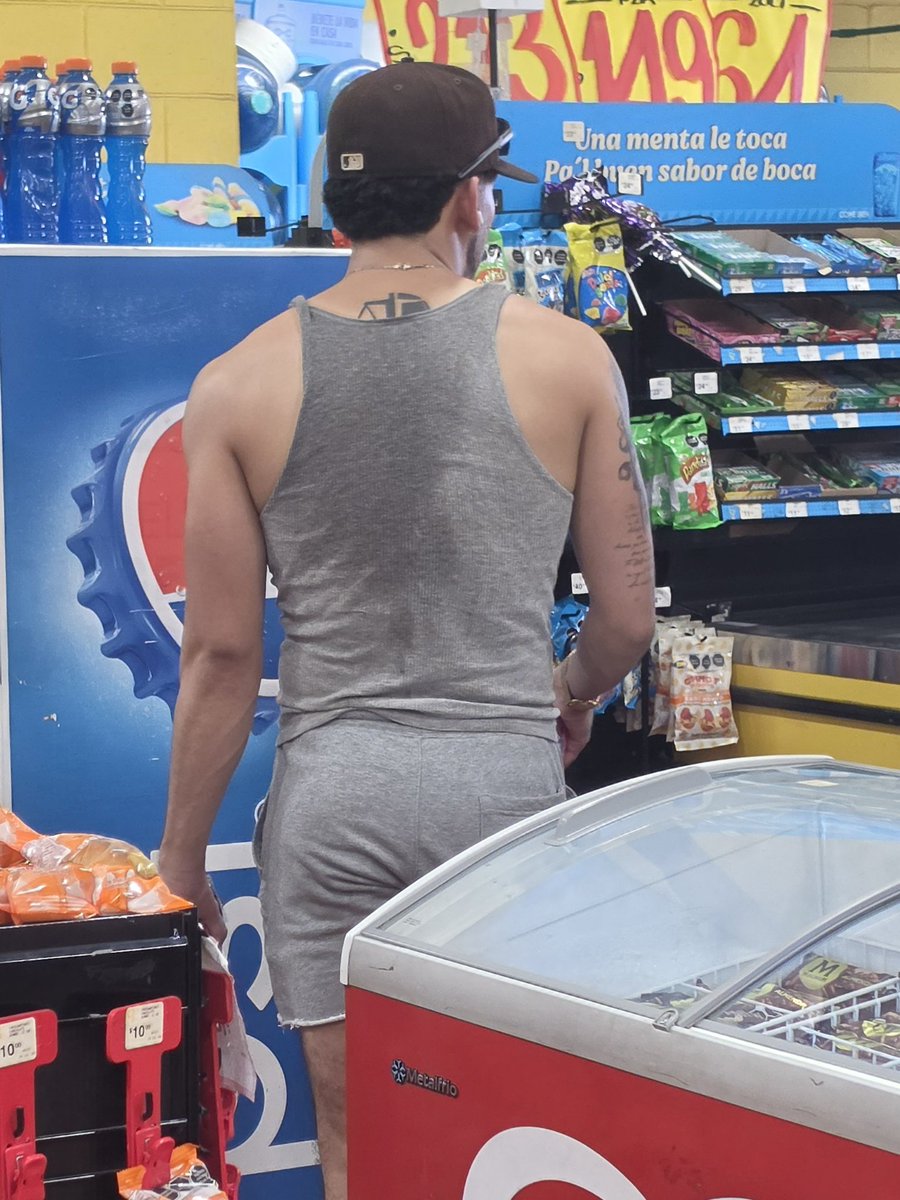 Ch1c0sD3L4C4ll3's tweet photo. De la serie vamos de compras: Sudadito recién salido del gimnasio. #ChicoDelSuper #ChicoDLCalle #StreetGuy #RealGuy #Paparazzi desde #Tijuana #BajaCalifornia #México 1/2 https://t.co/ny5IZVpfqw