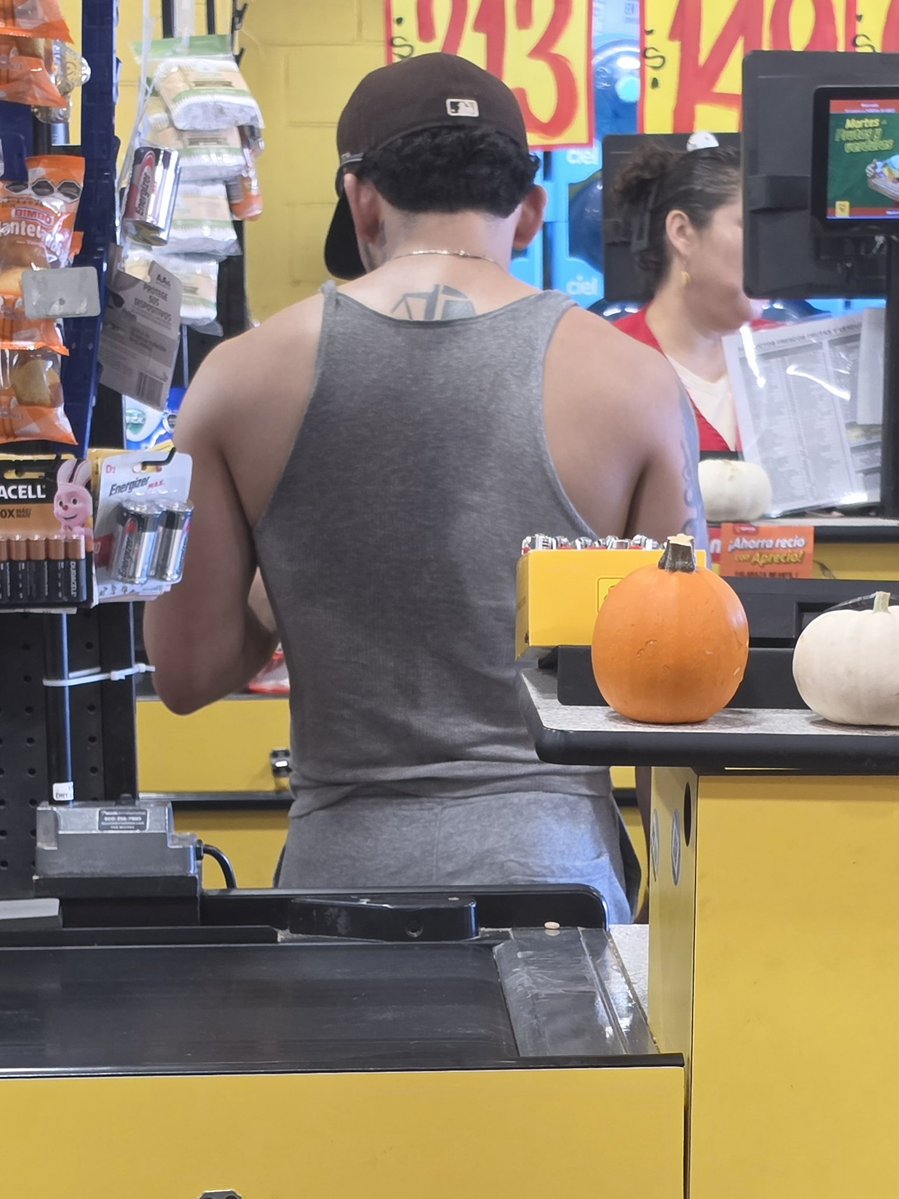 Ch1c0sD3L4C4ll3's tweet photo. De la serie vamos de compras: Sudadito recién salido del gimnasio. #ChicoDelSuper #ChicoDLCalle #StreetGuy #RealGuy #Paparazzi desde #Tijuana #BajaCalifornia #México 1/2 https://t.co/ny5IZVpfqw