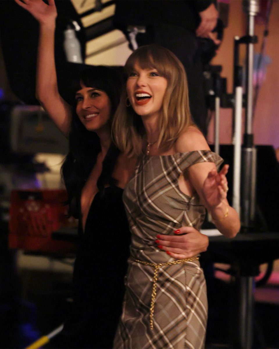 TimesSwift's tweet photo. 📸 | New picture of Taylor Swift and Dakota Johnson from SNL this past Saturday!! https://t.co/PnodEQEfBC