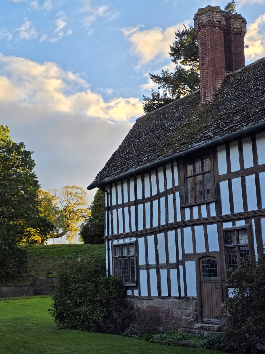 PitchfordEstate's tweet photo. One for #TudorTuesday the West Wing of Pitchford Hall in Shropshire circa 1549 #holidaylet #thegeneralsquarters @sykescottages https://t.co/gHJMVMDM4z
