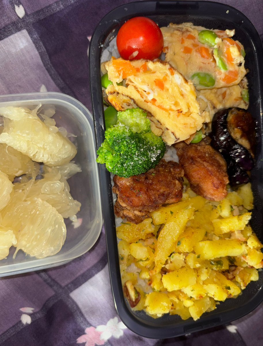 nyxqf447's tweet photo. #お弁当　枝豆と人参のだし巻き卵は、うまく巻けなかった。茄子の田楽、ポテトとベーコンのカレー味。デザートは歯医者の帰りにコンビニで買ったグレープフルーツ。今日からテニスは、新しいコーチ。下手な私に優しくしてくれるかな？ https://t.co/cOM3sPaECo