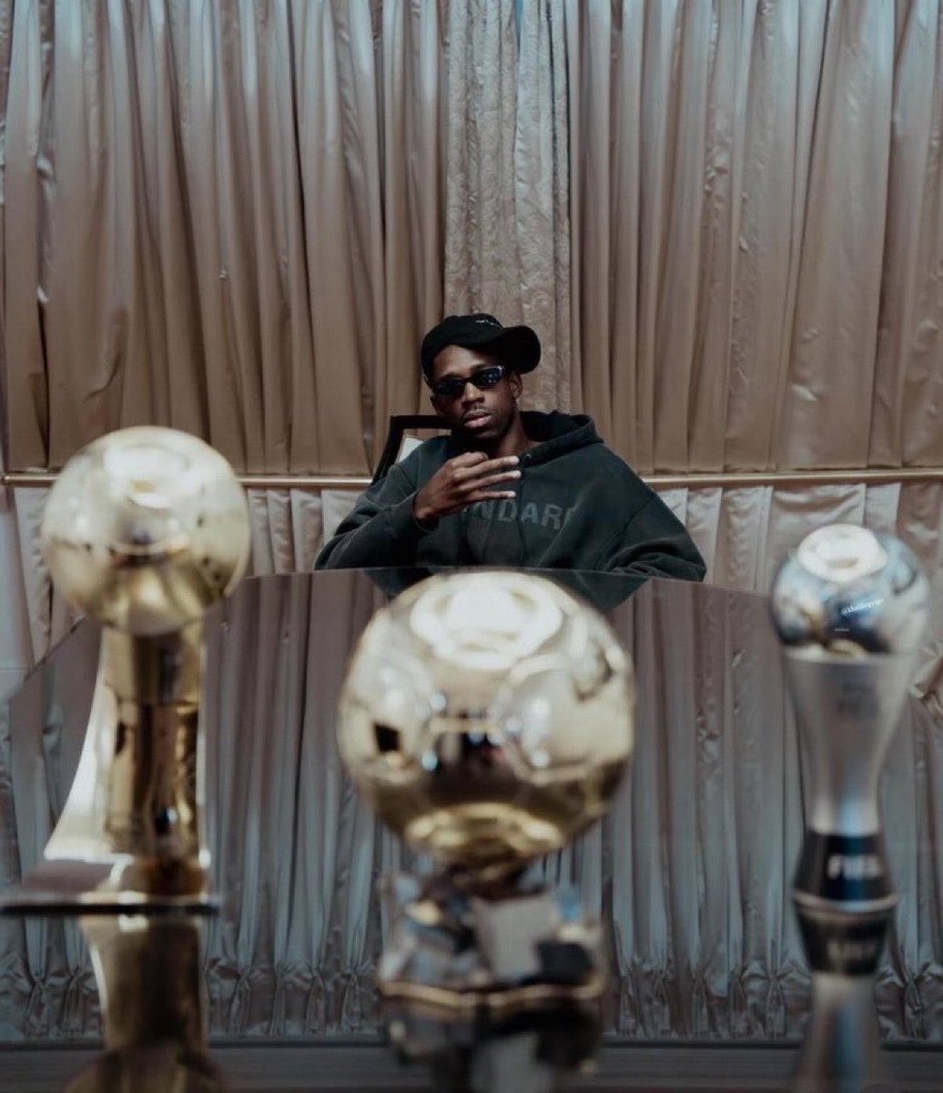 khalilogyigo's tweet photo. Depuis qu’Ousmane Dembélé a remporté deux Ligues des champions et un Ballon d’or, il ne peut plus se permettre de rater un match. Les supporters des autres joueurs le regardent avec une sorte de haine fascinée, allant jusqu’à suivre ses rencontres en Ligue des nations. 
Ousmane Dembélé est détesté parce qu’il n’a pas été élu, mais il a bossé pour tout gagner.