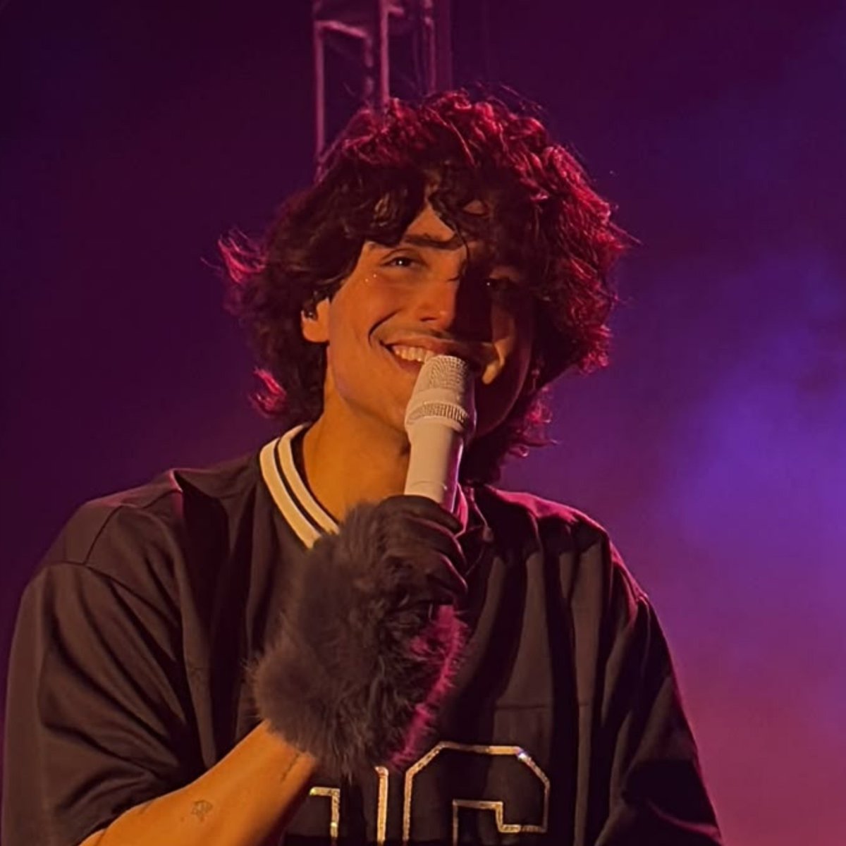 stylesencia's tweet photo. I think that you're killer with your floppy hair https://t.co/rXNccsvK1c