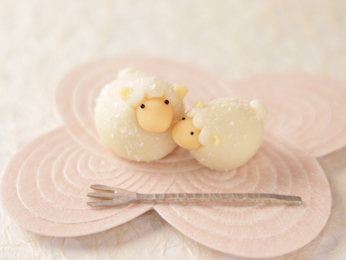 beniyamiyake's tweet photo. 羊の練り切りです🐑
​今ちょうど催事でお世話になっている新宿高島屋。
約3年前、10階のフロアで土人形作家のこばやしみずほさんの作品に出会いました。
なんとも言えない愛くるしい表情や佇まいは、自分が理想とする「見てほっこりするお菓子作り」の感性にすごく近くて、とても共感できる作家さんです。インスピレーションをいただいて仕立てました✨

​干支のシーズンには、お店の店頭にもたくさん並ぶ予定ですので、ぜひ楽しみに待っていてください🍵