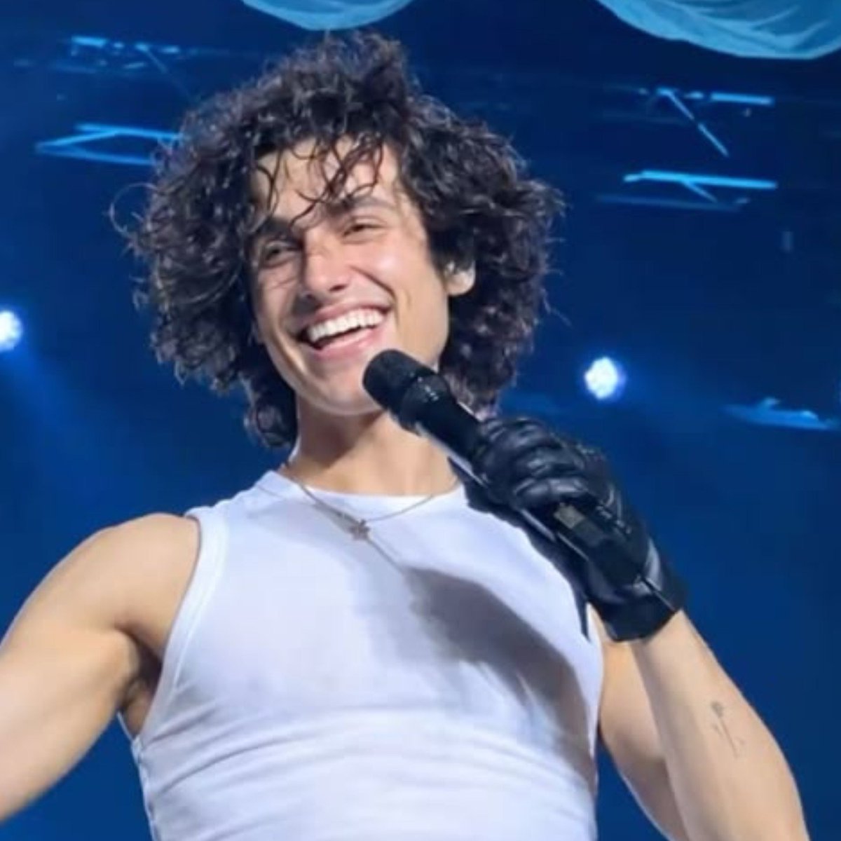 stylesencia's tweet photo. I think that you're killer with your floppy hair https://t.co/rXNccsvK1c