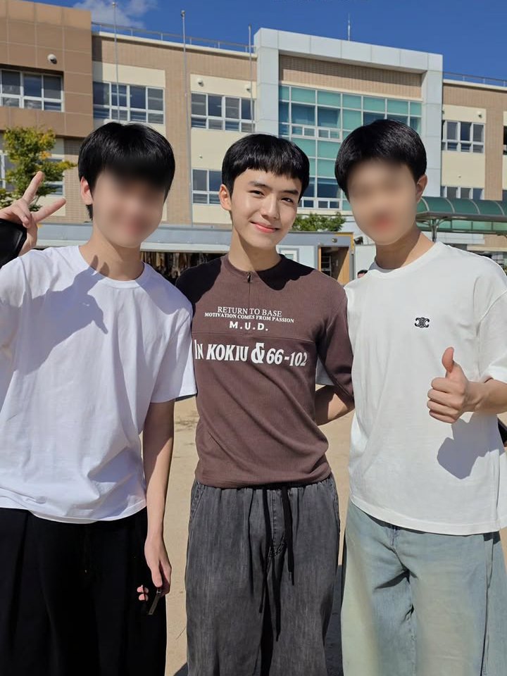 chsngw's tweet photo. #문우진 

야 우진아, 왜 갑자기 이렇게 말랐어?
촬영하는 것 같은데, 응원하러 갈게! https://t.co/4FhA52XTJD