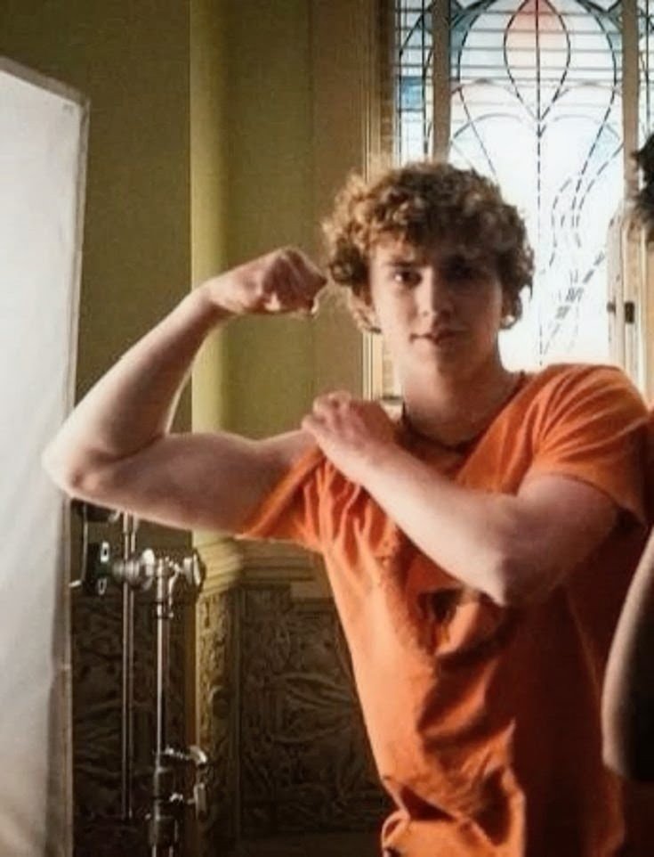 3_hoo_'s tweet photo. Walker scobell l, And his hair is so curly, isn't it? Truly a Greek god. https://t.co/RJbvXsVFFb