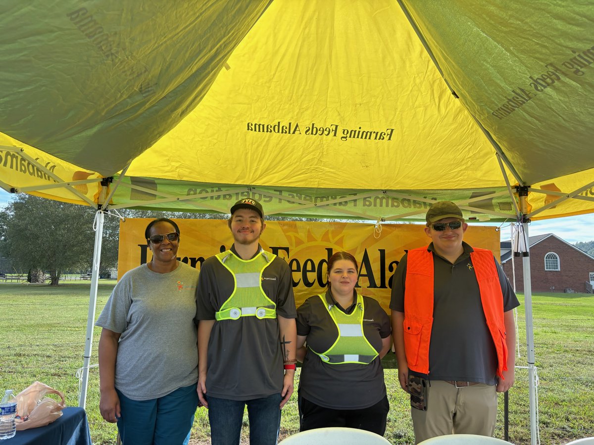 sccboe's tweet photo. Project SEARCH interns Brody (MHS), Kenneth (MHS) &amp; Savannah (AHS), with Ms. Hammonds, volunteered at the 3rd Annual St. Clair County Fair, greeting guests &amp; guiding them to parking! Thank you for giving back! 🎡 
#EquipEnrichEncourage | #StClairCountySchools https://t.co/IDEyY5kFYt