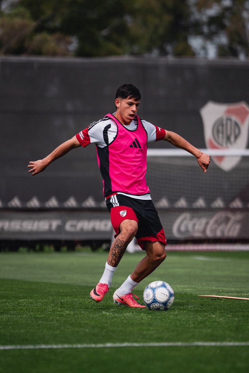 MilloGallina86's tweet photo. 🚨| Las chances de que el pibe Pereyra sea el reemplazante de Thiago Almada ante Estudiantes de Rio Cuarto, son grandes. 

¿Que opinas? Los leo...👇🏽

ℹ️| @Sebasrur https://t.co/m0dz7aBwVq