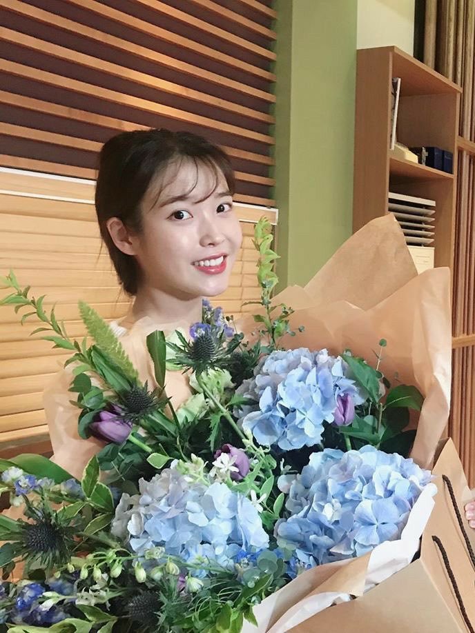 pradaUAENA's tweet photo. Morning &amp; happy Tuesday 🌞 🇵🇭  @iuphils Mary &amp; UAENA across the world 🥺

After IU diagnosed "tube dysfunction",  really happy Jingni looks chubby &amp; healthy.
Spread love to Jingni, UAENA  💕︎ ♡🥺

#CegilSeoul 
#IU
#UNKNOWNPLANET
@_IUofficial 
https://t.co/CuiXU4YliG https://t.co/4OeER8klDu