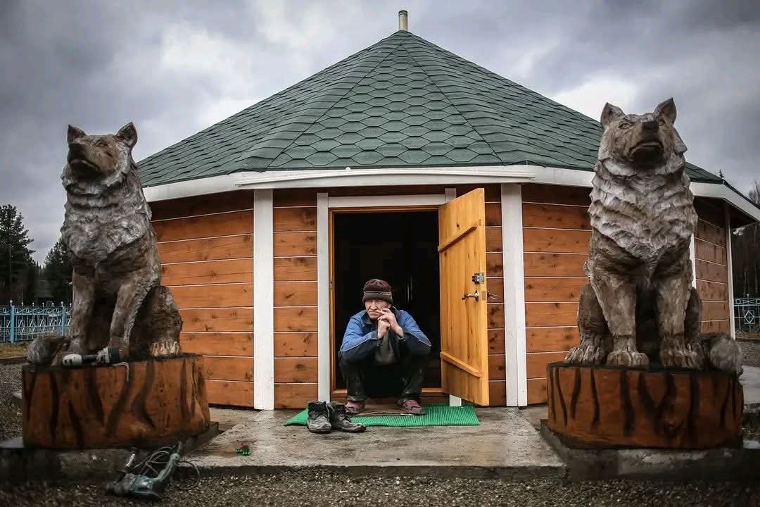 Saka_larr's tweet photo. Şor Türkleri, güney Sibirya'da yaşayan küçük bir yerli halk. Sayıma göre, sadece 13 bin Shors var. Chuvashka köyü, Kemerovo bölgesinde bir ev ve Türk mitolojisindeki önemli Arketiplerden biri olan Kurt İkonografisi. (Beril Göktuğ) https://t.co/CIVjt8Rj8V