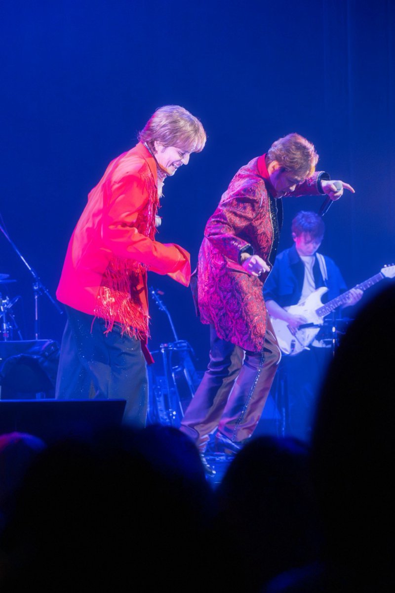 everydayyoshim1's tweet photo. カカキーカキョインキョス🌥️
　今日の　#Live写真投稿で楽しちゃおうシリーズ 第4弾？は
　リクエスにもあった　二人のZeppでTAP写真📷
それにしてもカッちゃんのシューズ良く鳴るんだよねぇ、、、
👞  じゃなくてぇええ　😂  キャリア！！！笑笑　流石😱
#必死に喰らいつくよすす　#引き離す画伯　
#ROX66  #Zepp
