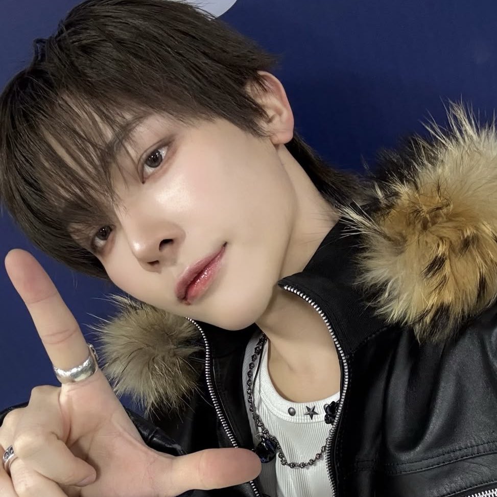 tricezcorteam's tweet photo. this or that? 
(nicholas pink or black hair) https://t.co/hf6Iyj5HTr