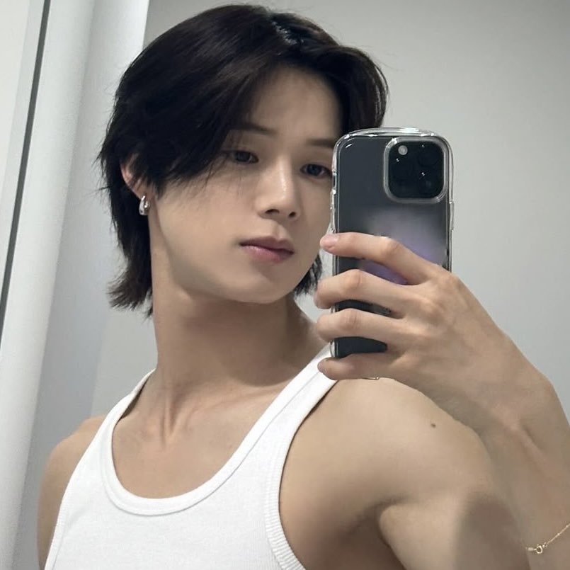 tricezcorteam's tweet photo. this or that? 
(k oreo or black hair) https://t.co/WJuUPzKhi4