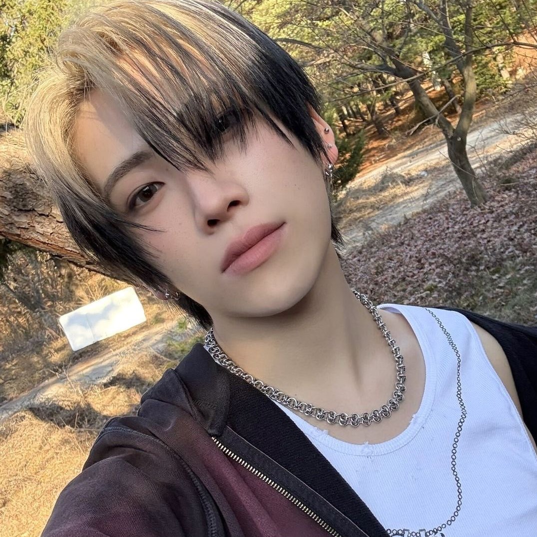 tricezcorteam's tweet photo. this or that? 
(yuma oreo or black hair) https://t.co/krENTb7L1R