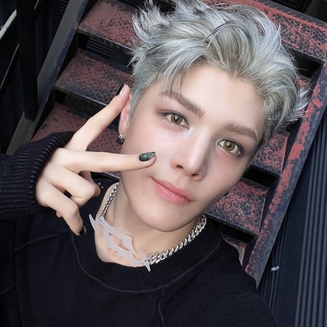 tricezcorteam's tweet photo. this or that? 
(maki silver or black hair) https://t.co/gldFyUSsjI
