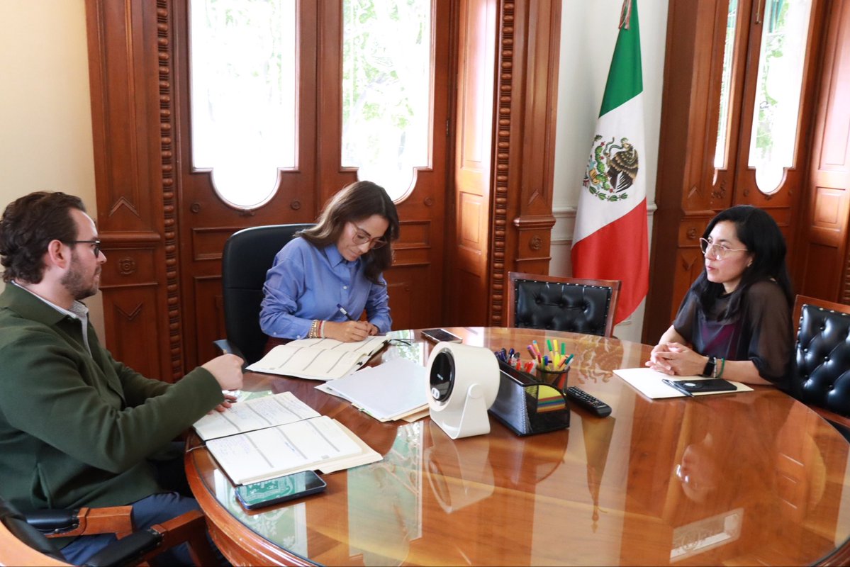 msilvaruiz's tweet photo. Desde la @sindicaturampue iniciamos la semana con una reunión de propuestas, diálogo y compromiso colectivo para seguir construyendo soluciones que sumen a nuestra ciudad. 💚

#Puebla #TrabajoEnEnquipo #GobiernoDeLaCiudad https://t.co/6JZ8d4IcT2