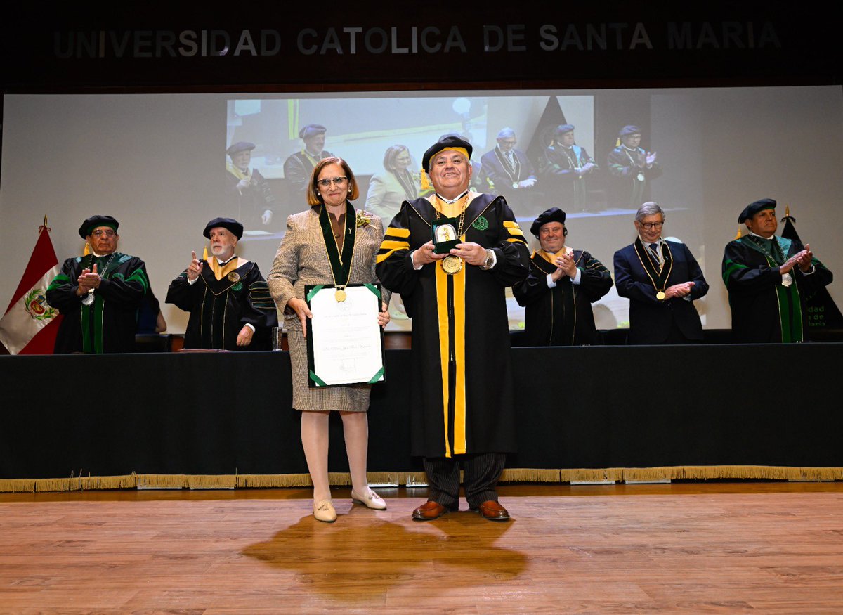 UCSM_oficial's tweet photo. 🎓💚 #UCSM | 𝑹𝒆𝒄𝒐𝒏𝒐𝒄𝒊𝒎𝒊𝒆𝒏𝒕𝒐𝒔 𝒒𝒖𝒆 𝒇𝒐𝒓𝒕𝒂𝒍𝒆𝒄𝒆𝒏 𝒏𝒖𝒆𝒔𝒕𝒓𝒐𝒔 𝒍𝒂𝒛𝒐𝒔 𝒂𝒄𝒂𝒅𝒆́𝒎𝒊𝒄𝒐𝒔 𝒊𝒏𝒕𝒆𝒓𝒏𝒂𝒄𝒊𝒐𝒏𝒂𝒍𝒆𝒔

La Universidad Católica de Santa María realizó la Ceremonia de imposición de 𝘿𝙤𝙘𝙩𝙤𝙧 𝙃𝙤𝙣𝙤𝙧𝙞𝙨 𝘾𝙖𝙪𝙨𝙖 𝙚 𝙞𝙣𝙘𝙤𝙧𝙥𝙤𝙧𝙖𝙘𝙞𝙤́𝙣 𝙙𝙚 𝙋𝙧𝙤𝙛𝙚𝙨𝙤𝙧𝙚𝙨 𝙃𝙤𝙣𝙤𝙧𝙖𝙧𝙞𝙤𝙨, un acto académico que distinguió a reconocidos especialistas y autoridades universitarias por su trayectoria y aporte al conocimiento.

👉🏻 𝗙𝘂𝗲𝗿𝗼𝗻 𝗶𝗻𝗰𝗼𝗿𝗽𝗼𝗿𝗮𝗱𝗼𝘀 𝗰𝗼𝗺𝗼 𝗣𝗿𝗼𝗳𝗲𝘀𝗼𝗿𝗲𝘀 𝗛𝗼𝗻𝗼𝗿𝗮𝗿𝗶𝗼𝘀 𝗱𝗲 𝗹𝗮 𝗨𝗖𝗦𝗠:

- Dr. José María Carabante Mutada, Asesor del Vicerrectorado de Planificación y Coordinador para la planificación institucional en la Universidad Complutense de Madrid.

- Dra. María José Roca Fernández, Directora del Departamento de Derecho Constitucional de la 𝐔𝐧𝐢𝐯𝐞𝐫𝐬𝐢𝐝𝐚𝐝 𝐂𝐨𝐦𝐩𝐥𝐮𝐭𝐞𝐧𝐬𝐞 𝐝𝐞 𝐌𝐚𝐝𝐫𝐢𝐝.

- Dr. Ignacio García Vitoria, Vicedecano de Investigación y Transferencia de la Facultad de Derecho de la 𝐔𝐧𝐢𝐯𝐞𝐫𝐬𝐢𝐝𝐚𝐝 𝐂𝐨𝐦𝐩𝐥𝐮𝐭𝐞𝐧𝐬𝐞 𝐝𝐞 𝐌𝐚𝐝𝐫𝐢𝐝.

- Dra. María Consolación Serres Dalmau, Decana de la Facultad de Veterinaria de la 𝐔𝐧𝐢𝐯𝐞𝐫𝐬𝐢𝐝𝐚𝐝 𝐂𝐨𝐦𝐩𝐥𝐮𝐭𝐞𝐧𝐬𝐞 𝐝𝐞 𝐌𝐚𝐝𝐫𝐢𝐝.

- Dr. Javier Raposo Grau, Director de la Escuela Técnica Superior de Arquitectura de la Universidad Politécnica de Madrid (Oficial).

- Dr. Mariusz Malinowski, Vicerrector de Investigación de la 𝐔𝐧𝐢𝐯𝐞𝐫𝐬𝐢𝐝𝐚𝐝 𝐏𝐨𝐥𝐢𝐭𝐞́𝐜𝐧𝐢𝐜𝐚 𝐝𝐞 𝐕𝐚𝐫𝐬𝐨𝐯𝐢𝐚.

Asimismo, la UCSM confirió el grado de Doctor Honoris Causa al Dr. Manuel Blanco Lage, Profesor Honorario de nuestra Universidad y Director Honorario de la Escuela Técnica Superior de Arquitectura de la 𝐔𝐧𝐢𝐯𝐞𝐫𝐬𝐢𝐝𝐚𝐝 𝐂𝐨𝐦𝐩𝐥𝐮𝐭𝐞𝐧𝐬𝐞 𝐝𝐞 𝐌𝐚𝐝𝐫𝐢𝐝.

🌍 Estas distinciones reconocen trayectorias de excelencia y consolidan vínculos de cooperación académica que acercan a nuestra comunidad universitaria a referentes internacionales.

#UCSM #65AñosUCSM #DoctorHonorisCausa #ProfesoresHonorarios #InternacionalizaciónUCSM #SentimientoSantamariano