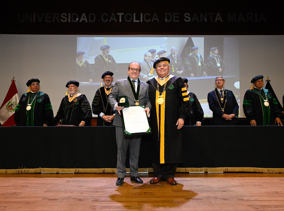 UCSM_oficial's tweet photo. 🎓💚 #UCSM | 𝑹𝒆𝒄𝒐𝒏𝒐𝒄𝒊𝒎𝒊𝒆𝒏𝒕𝒐𝒔 𝒒𝒖𝒆 𝒇𝒐𝒓𝒕𝒂𝒍𝒆𝒄𝒆𝒏 𝒏𝒖𝒆𝒔𝒕𝒓𝒐𝒔 𝒍𝒂𝒛𝒐𝒔 𝒂𝒄𝒂𝒅𝒆́𝒎𝒊𝒄𝒐𝒔 𝒊𝒏𝒕𝒆𝒓𝒏𝒂𝒄𝒊𝒐𝒏𝒂𝒍𝒆𝒔

La Universidad Católica de Santa María realizó la Ceremonia de imposición de 𝘿𝙤𝙘𝙩𝙤𝙧 𝙃𝙤𝙣𝙤𝙧𝙞𝙨 𝘾𝙖𝙪𝙨𝙖 𝙚 𝙞𝙣𝙘𝙤𝙧𝙥𝙤𝙧𝙖𝙘𝙞𝙤́𝙣 𝙙𝙚 𝙋𝙧𝙤𝙛𝙚𝙨𝙤𝙧𝙚𝙨 𝙃𝙤𝙣𝙤𝙧𝙖𝙧𝙞𝙤𝙨, un acto académico que distinguió a reconocidos especialistas y autoridades universitarias por su trayectoria y aporte al conocimiento.

👉🏻 𝗙𝘂𝗲𝗿𝗼𝗻 𝗶𝗻𝗰𝗼𝗿𝗽𝗼𝗿𝗮𝗱𝗼𝘀 𝗰𝗼𝗺𝗼 𝗣𝗿𝗼𝗳𝗲𝘀𝗼𝗿𝗲𝘀 𝗛𝗼𝗻𝗼𝗿𝗮𝗿𝗶𝗼𝘀 𝗱𝗲 𝗹𝗮 𝗨𝗖𝗦𝗠:

- Dr. José María Carabante Mutada, Asesor del Vicerrectorado de Planificación y Coordinador para la planificación institucional en la Universidad Complutense de Madrid.

- Dra. María José Roca Fernández, Directora del Departamento de Derecho Constitucional de la 𝐔𝐧𝐢𝐯𝐞𝐫𝐬𝐢𝐝𝐚𝐝 𝐂𝐨𝐦𝐩𝐥𝐮𝐭𝐞𝐧𝐬𝐞 𝐝𝐞 𝐌𝐚𝐝𝐫𝐢𝐝.

- Dr. Ignacio García Vitoria, Vicedecano de Investigación y Transferencia de la Facultad de Derecho de la 𝐔𝐧𝐢𝐯𝐞𝐫𝐬𝐢𝐝𝐚𝐝 𝐂𝐨𝐦𝐩𝐥𝐮𝐭𝐞𝐧𝐬𝐞 𝐝𝐞 𝐌𝐚𝐝𝐫𝐢𝐝.

- Dra. María Consolación Serres Dalmau, Decana de la Facultad de Veterinaria de la 𝐔𝐧𝐢𝐯𝐞𝐫𝐬𝐢𝐝𝐚𝐝 𝐂𝐨𝐦𝐩𝐥𝐮𝐭𝐞𝐧𝐬𝐞 𝐝𝐞 𝐌𝐚𝐝𝐫𝐢𝐝.

- Dr. Javier Raposo Grau, Director de la Escuela Técnica Superior de Arquitectura de la Universidad Politécnica de Madrid (Oficial).

- Dr. Mariusz Malinowski, Vicerrector de Investigación de la 𝐔𝐧𝐢𝐯𝐞𝐫𝐬𝐢𝐝𝐚𝐝 𝐏𝐨𝐥𝐢𝐭𝐞́𝐜𝐧𝐢𝐜𝐚 𝐝𝐞 𝐕𝐚𝐫𝐬𝐨𝐯𝐢𝐚.

Asimismo, la UCSM confirió el grado de Doctor Honoris Causa al Dr. Manuel Blanco Lage, Profesor Honorario de nuestra Universidad y Director Honorario de la Escuela Técnica Superior de Arquitectura de la 𝐔𝐧𝐢𝐯𝐞𝐫𝐬𝐢𝐝𝐚𝐝 𝐂𝐨𝐦𝐩𝐥𝐮𝐭𝐞𝐧𝐬𝐞 𝐝𝐞 𝐌𝐚𝐝𝐫𝐢𝐝.

🌍 Estas distinciones reconocen trayectorias de excelencia y consolidan vínculos de cooperación académica que acercan a nuestra comunidad universitaria a referentes internacionales.

#UCSM #65AñosUCSM #DoctorHonorisCausa #ProfesoresHonorarios #InternacionalizaciónUCSM #SentimientoSantamariano