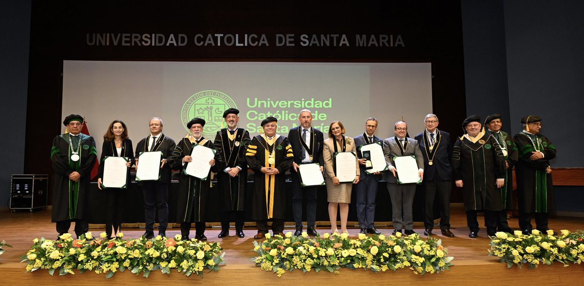 UCSM_oficial's tweet photo. 🎓💚 #UCSM | 𝑹𝒆𝒄𝒐𝒏𝒐𝒄𝒊𝒎𝒊𝒆𝒏𝒕𝒐𝒔 𝒒𝒖𝒆 𝒇𝒐𝒓𝒕𝒂𝒍𝒆𝒄𝒆𝒏 𝒏𝒖𝒆𝒔𝒕𝒓𝒐𝒔 𝒍𝒂𝒛𝒐𝒔 𝒂𝒄𝒂𝒅𝒆́𝒎𝒊𝒄𝒐𝒔 𝒊𝒏𝒕𝒆𝒓𝒏𝒂𝒄𝒊𝒐𝒏𝒂𝒍𝒆𝒔

La Universidad Católica de Santa María realizó la Ceremonia de imposición de 𝘿𝙤𝙘𝙩𝙤𝙧 𝙃𝙤𝙣𝙤𝙧𝙞𝙨 𝘾𝙖𝙪𝙨𝙖 𝙚 𝙞𝙣𝙘𝙤𝙧𝙥𝙤𝙧𝙖𝙘𝙞𝙤́𝙣 𝙙𝙚 𝙋𝙧𝙤𝙛𝙚𝙨𝙤𝙧𝙚𝙨 𝙃𝙤𝙣𝙤𝙧𝙖𝙧𝙞𝙤𝙨, un acto académico que distinguió a reconocidos especialistas y autoridades universitarias por su trayectoria y aporte al conocimiento.

👉🏻 𝗙𝘂𝗲𝗿𝗼𝗻 𝗶𝗻𝗰𝗼𝗿𝗽𝗼𝗿𝗮𝗱𝗼𝘀 𝗰𝗼𝗺𝗼 𝗣𝗿𝗼𝗳𝗲𝘀𝗼𝗿𝗲𝘀 𝗛𝗼𝗻𝗼𝗿𝗮𝗿𝗶𝗼𝘀 𝗱𝗲 𝗹𝗮 𝗨𝗖𝗦𝗠:

- Dr. José María Carabante Mutada, Asesor del Vicerrectorado de Planificación y Coordinador para la planificación institucional en la Universidad Complutense de Madrid.

- Dra. María José Roca Fernández, Directora del Departamento de Derecho Constitucional de la 𝐔𝐧𝐢𝐯𝐞𝐫𝐬𝐢𝐝𝐚𝐝 𝐂𝐨𝐦𝐩𝐥𝐮𝐭𝐞𝐧𝐬𝐞 𝐝𝐞 𝐌𝐚𝐝𝐫𝐢𝐝.

- Dr. Ignacio García Vitoria, Vicedecano de Investigación y Transferencia de la Facultad de Derecho de la 𝐔𝐧𝐢𝐯𝐞𝐫𝐬𝐢𝐝𝐚𝐝 𝐂𝐨𝐦𝐩𝐥𝐮𝐭𝐞𝐧𝐬𝐞 𝐝𝐞 𝐌𝐚𝐝𝐫𝐢𝐝.

- Dra. María Consolación Serres Dalmau, Decana de la Facultad de Veterinaria de la 𝐔𝐧𝐢𝐯𝐞𝐫𝐬𝐢𝐝𝐚𝐝 𝐂𝐨𝐦𝐩𝐥𝐮𝐭𝐞𝐧𝐬𝐞 𝐝𝐞 𝐌𝐚𝐝𝐫𝐢𝐝.

- Dr. Javier Raposo Grau, Director de la Escuela Técnica Superior de Arquitectura de la Universidad Politécnica de Madrid (Oficial).

- Dr. Mariusz Malinowski, Vicerrector de Investigación de la 𝐔𝐧𝐢𝐯𝐞𝐫𝐬𝐢𝐝𝐚𝐝 𝐏𝐨𝐥𝐢𝐭𝐞́𝐜𝐧𝐢𝐜𝐚 𝐝𝐞 𝐕𝐚𝐫𝐬𝐨𝐯𝐢𝐚.

Asimismo, la UCSM confirió el grado de Doctor Honoris Causa al Dr. Manuel Blanco Lage, Profesor Honorario de nuestra Universidad y Director Honorario de la Escuela Técnica Superior de Arquitectura de la 𝐔𝐧𝐢𝐯𝐞𝐫𝐬𝐢𝐝𝐚𝐝 𝐂𝐨𝐦𝐩𝐥𝐮𝐭𝐞𝐧𝐬𝐞 𝐝𝐞 𝐌𝐚𝐝𝐫𝐢𝐝.

🌍 Estas distinciones reconocen trayectorias de excelencia y consolidan vínculos de cooperación académica que acercan a nuestra comunidad universitaria a referentes internacionales.

#UCSM #65AñosUCSM #DoctorHonorisCausa #ProfesoresHonorarios #InternacionalizaciónUCSM #SentimientoSantamariano