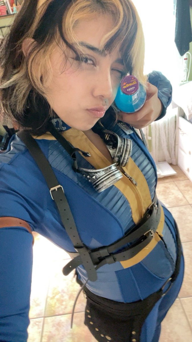 cyb3rneticc's tweet photo. Posting on the spam bc I get less traction here .. I’m too lazy to put on the wig but look what I have ^^.. also if there are any fallout fans I need a weapon . what weapon do I look like I’d have with this whole get up??? Might buy it at the convention I dunno 😵‍💫 https://t.co/IoyXh3eTlQ