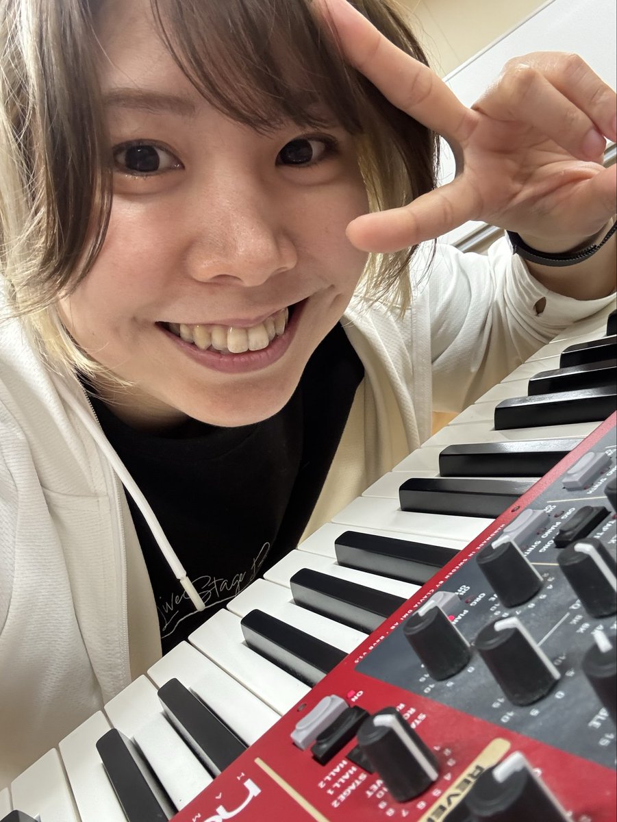 Asas106asas's tweet photo. 実は、本日生まれました🎂！

もうだいぶ
おばちゃんですが...

それでもこうやって
歳を重ねられたこと
今も音楽をやれてることが
ありがたいなと感じます☺️

これからも
響アスカをよろしくね！ https://t.co/zWXLJLO85b